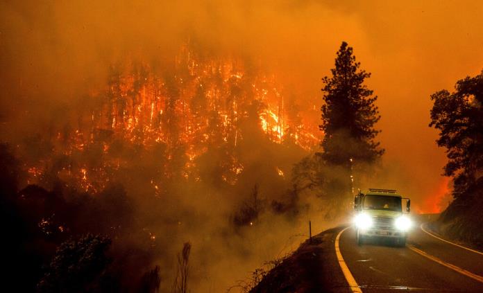 Suben a 4 los muertos por incendios forestales en California
