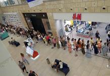 H&M reabre tiendas en Rusia y provoca grandes filas antes de salir del país