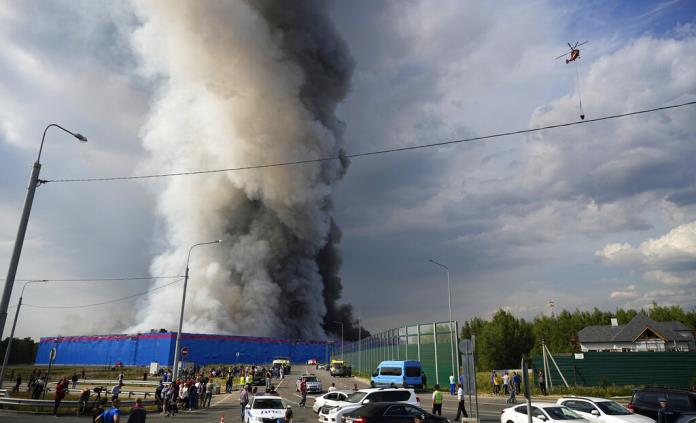 Al menos 11 heridos en un incendio en almacén del Amazon ruso