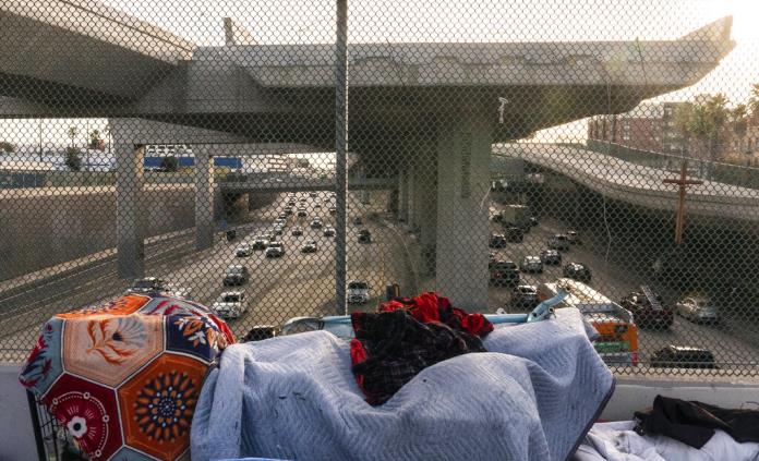 Los Ángeles prohíbe campamentos de indigentes cerca de escuelas