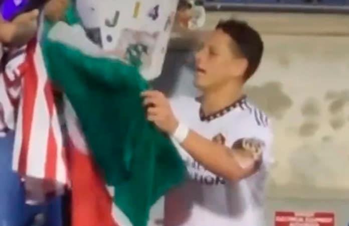 Chicharito Hernández da su versión sobre el video en donde tira la bandera de México