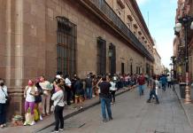 Boletos gratis para show de Carlos Rivera provocan largas filas en la Plaza de Armas (VIDEO)