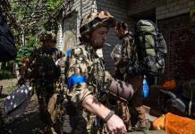 Ucrania pone en peligro a civiles con sus tácticas de combate, advierte Amnistía