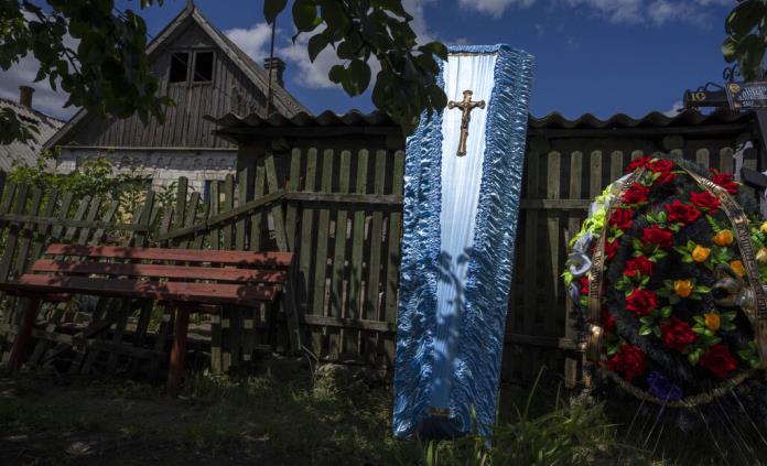 Estaré orgullosa de ti por siempre: Un funeral en Ucrania