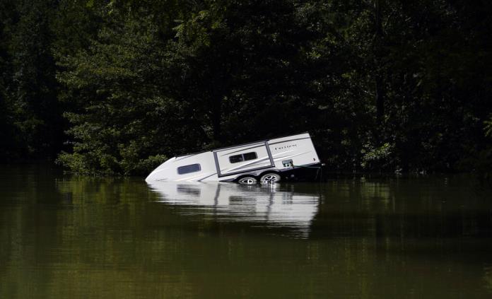 Escasea agua potable en zonas inundadas de Kentucky