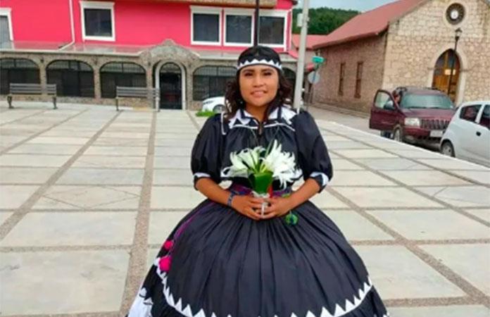 Quinceañera celebra con vestido inspirado en cultura rarámuri