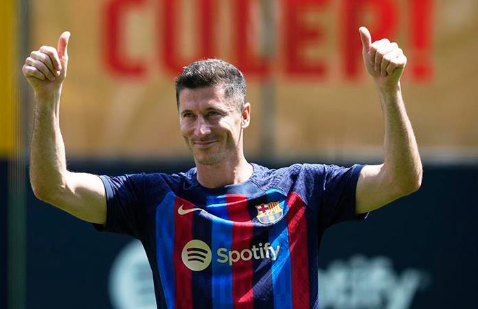 Robert Lewandowski vive su primer gran día en el Camp Nou