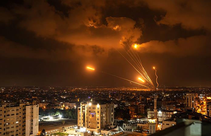 Milicias palestinas en Gaza lanzan cohetes a Israel en respuesta a bombardeos que dejaron 10 muertos