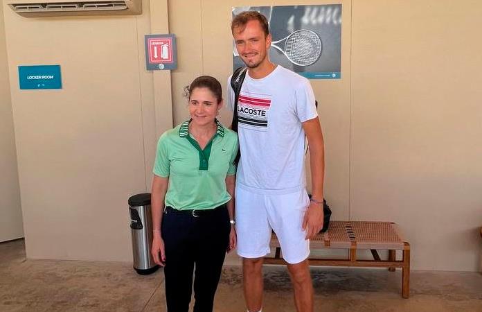 Daniil Medvedev conoce a Lorena Ochoa en el Abierto de Los Cabos