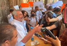Militantes de Morena protestan contra Serrano y le tocan Las Golondrinas (VIDEO)