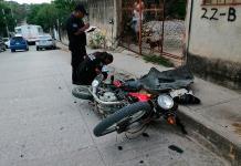 Joven en moto resulta herido en percance