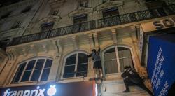 Los hombres araña ecologistas que apagan los escaparates de París