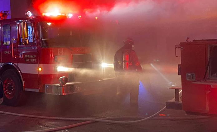 Incendio consume gimnasio y tienda de ropa; un joven se intoxicó al salvar a su mascota