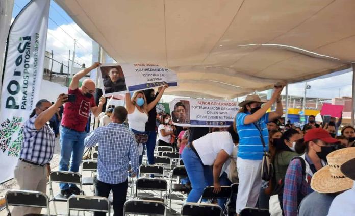 Con protesta y forcejeo por lonas reciben a Gallardo en evento oficial