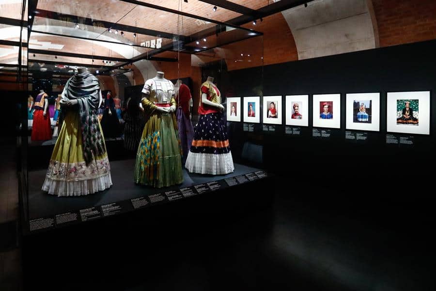 El Museo de la Moda de París celebra a Frida Kahlo y la aleja de los clichés