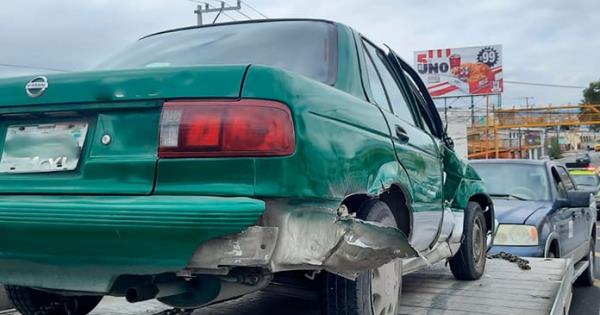 Taxi se atraviesa y lo choca una camioneta