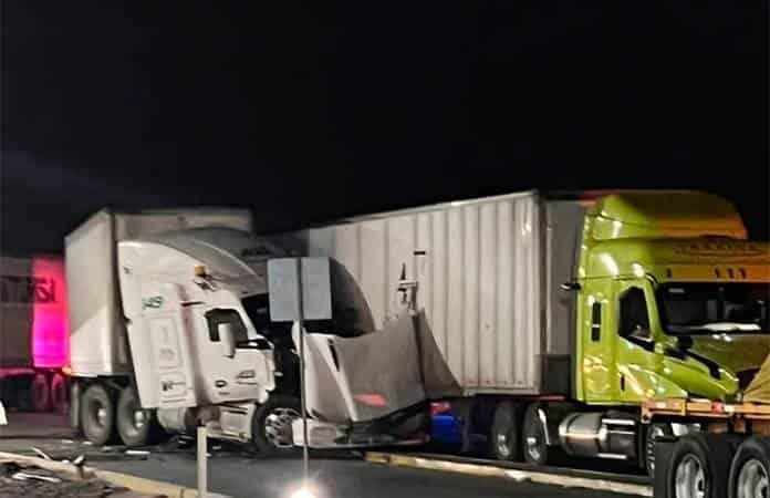 Choque de tráilers en la Carr. a México deja solo daños