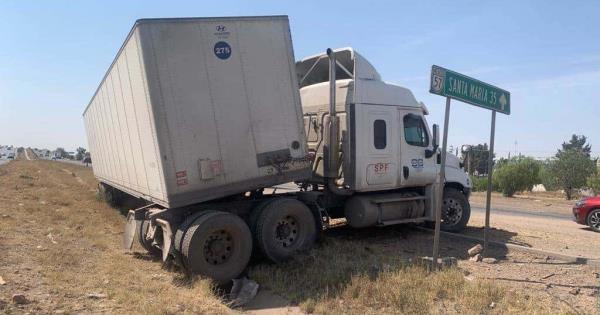 Tráiler sale del camino en la carretera 57
