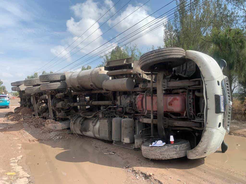 Tráiler Que Transportaba Desperdicios De Acero Vuelca En La Zona Industrial 6674