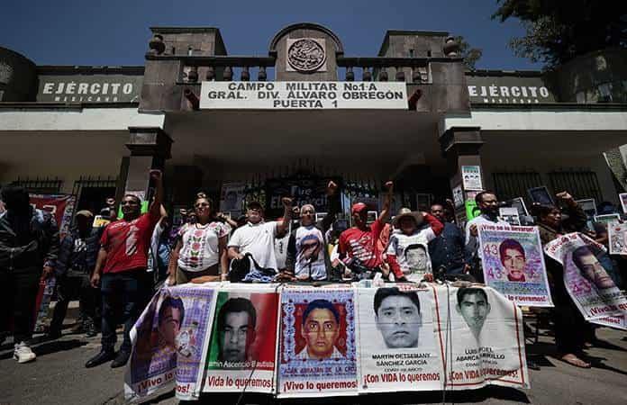 Padres de los 43 exigen indagar a involucrados