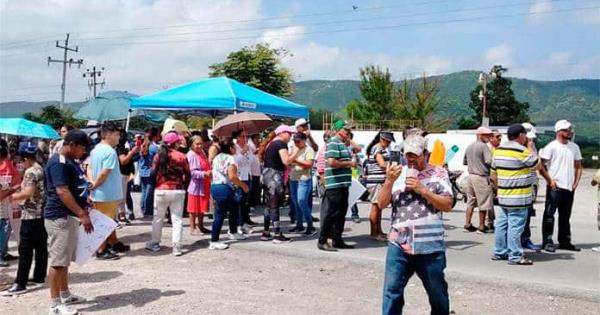 Vecinos protestan por falta de agua